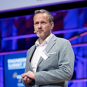 Portraitbild von Dr. Peter Pötschacher - Sprecher auf dem Engineering Summit 2025
