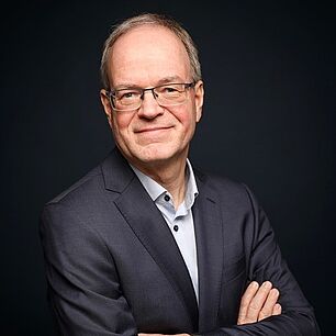Dr. Nils Schöche